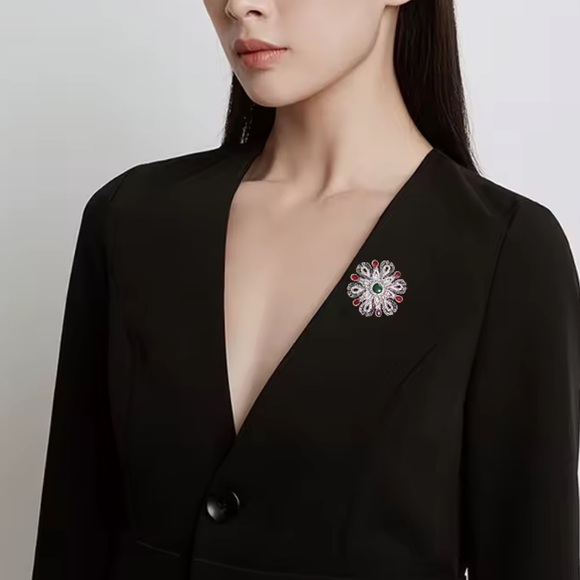 Vintage Baroque Queen Crystal Elegant Brooch - Picture 12 of 13